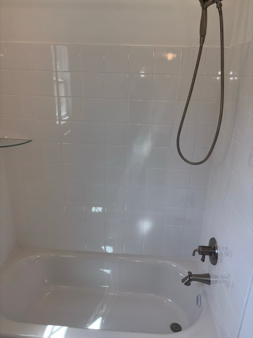 Tub and tile surround, clean and streak-free